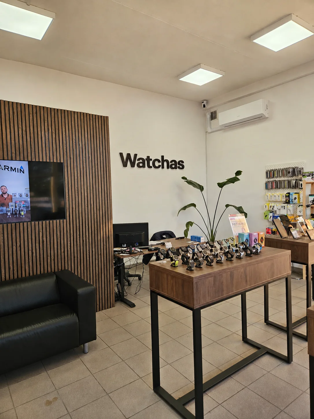 Торговый зал магазина Watchas на Ленина, 11