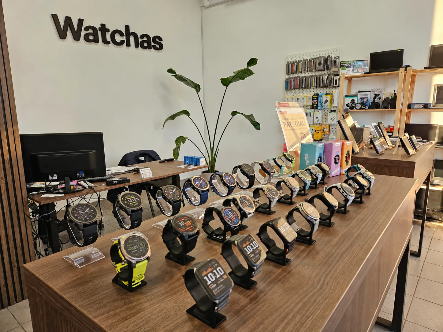 Витрина с часами Garmin в магазине Watchas в Вологде